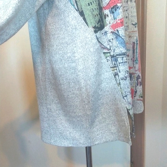 Cato EST. 1946 size M gray tunic top with street car scene. - Picture 8 of 13